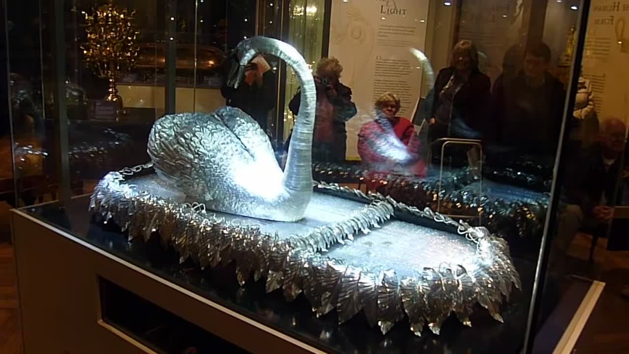The whole Silver Swan and its mechanical glass stream — The Bowes Museum. Original performance footage; excerpt at original playback speed.