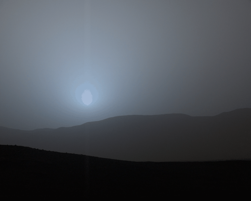 Four Curiosity images of a blue Martian sunset on 15 April 2015 — NASA / JPL-Caltech / MSSS, PIA19400. Original animation resized; four images acquired over 6 minutes 51 seconds.