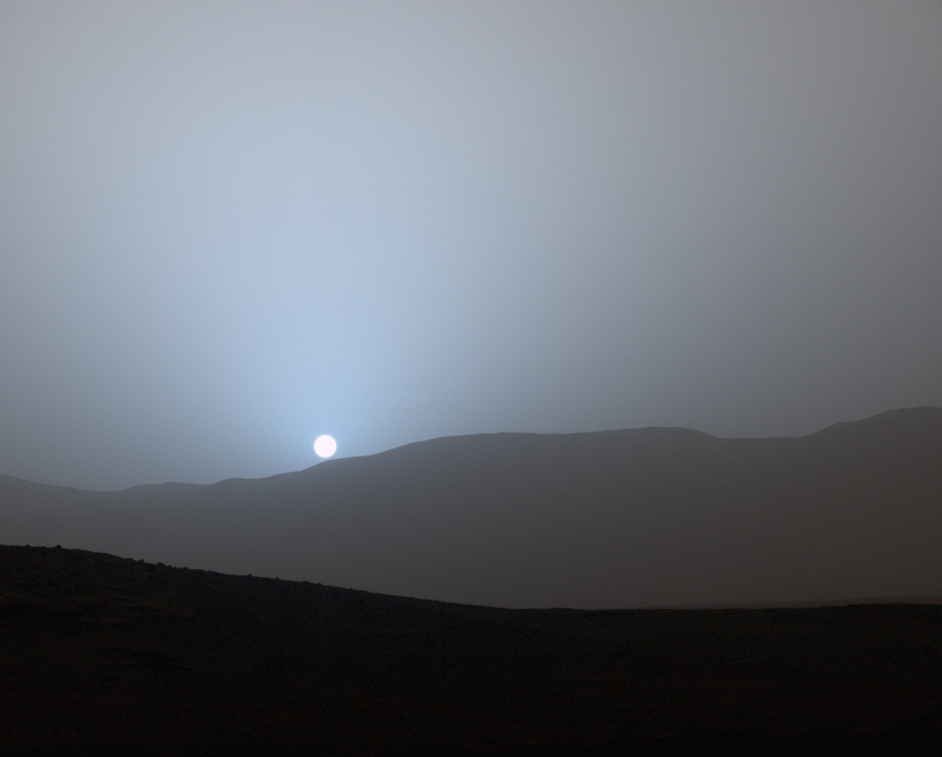 Curiosity’s single-frame view of sunset in Gale Crater — NASA / JPL-Caltech / MSSS, PIA19400; calibrated colour photograph.