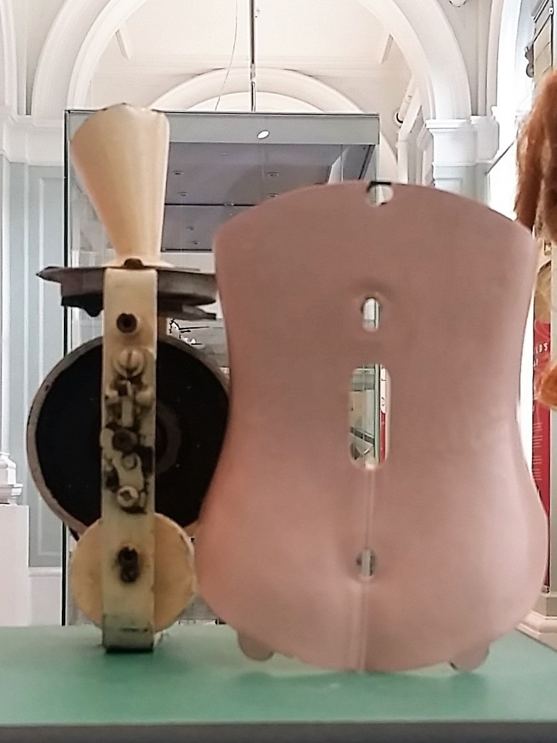 The miniature phonograph that fits inside an Edison talking doll — Mabalu / Wikimedia Commons, CC BY-SA 4.0. Original photograph resized.